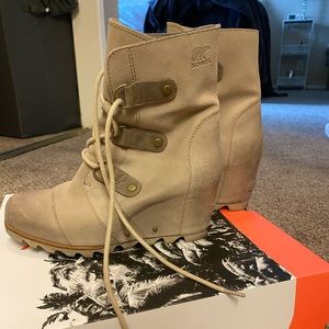 Women’s Sorel wedge boots, 9